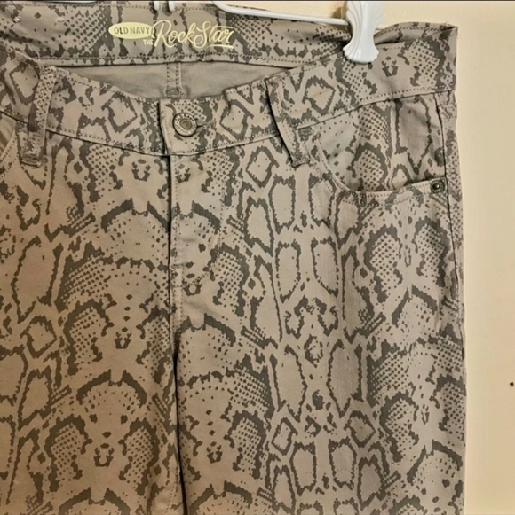 Old Navy Rockstar Grey Snakeskin Animal Print Skinny Jeans Women's 12 Pants EUC - Picture 3 of 6